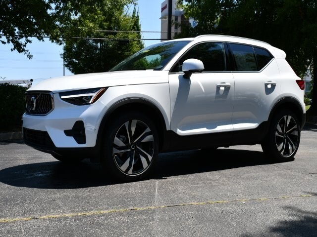 2025 Volvo XC40 Plus photo 3