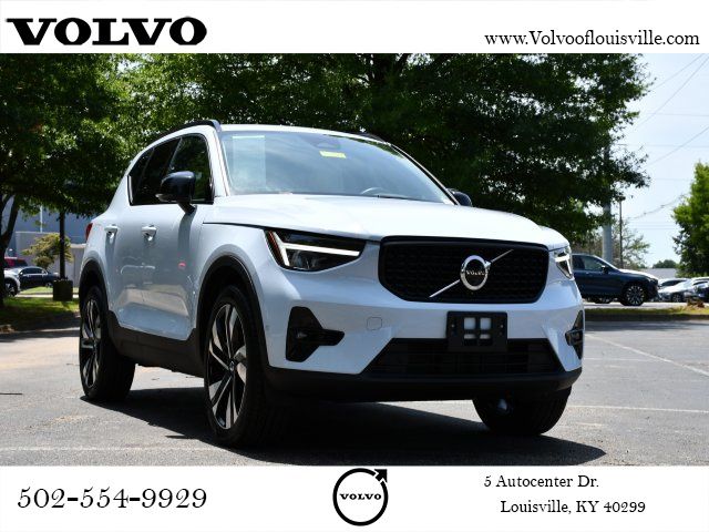 2024 Volvo XC40 B5 Plus Dark AWD's photo