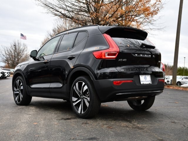 2025 Volvo XC40 Plus photo 3