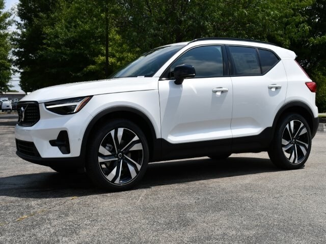 2025 Volvo XC40 Plus photo 3