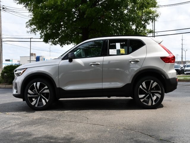2025 Volvo XC40 Plus photo 2