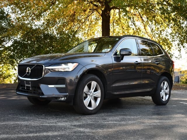 2022 Volvo XC60 B5 Momentum photo 2
