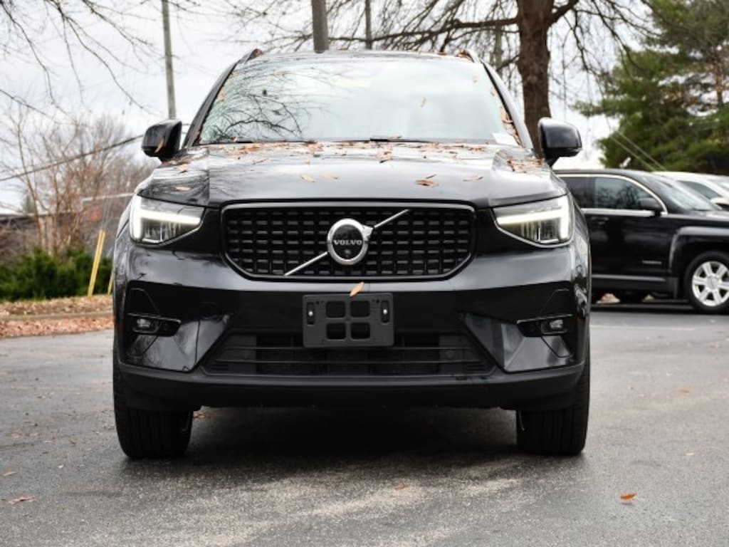 Certified 2025 Volvo XC40 B5 Plus Dark Theme SUV