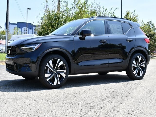 2025 Volvo XC40 Plus photo 3