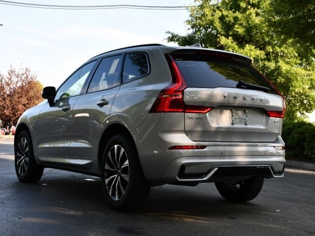 2025 Volvo XC60 B5 Plus photo 3