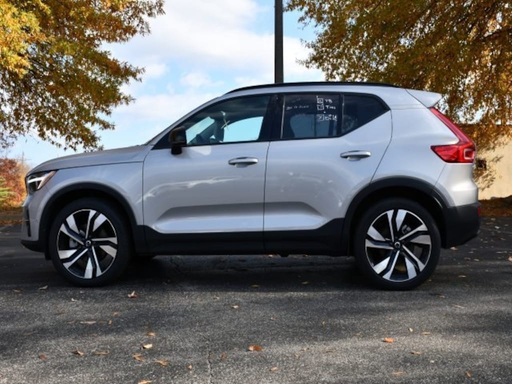 Used 2025 Volvo XC40 B5 Plus Dark Theme SUV