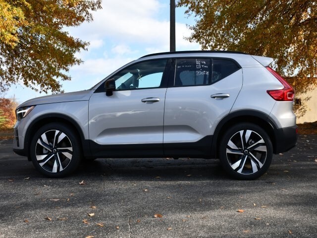 2025 Volvo XC40 Plus photo 3