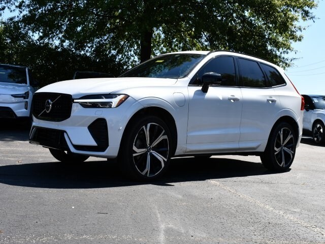 2022 Volvo XC60 Recharge Hybrid T8 R-Design photo 2