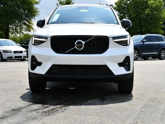 2025 Volvo XC40 Plus photo 2