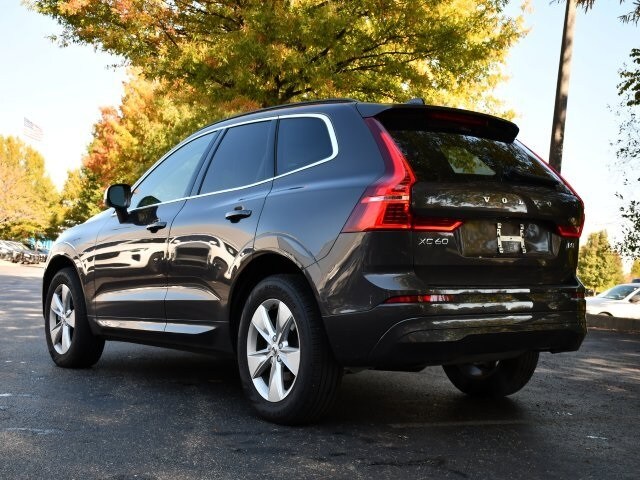 2022 Volvo XC60 B5 Momentum photo 4