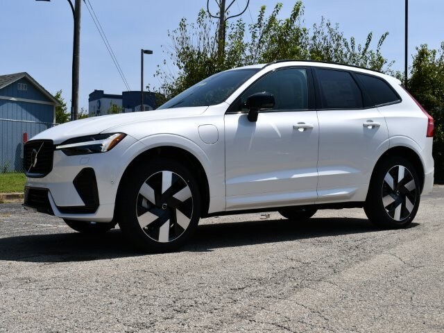 2025 Volvo XC60 Hybrid T8 Plus photo 3