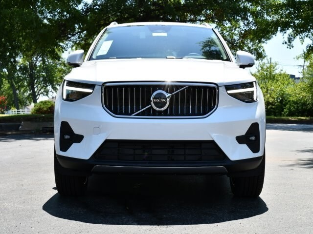 2025 Volvo XC40 Plus photo 2