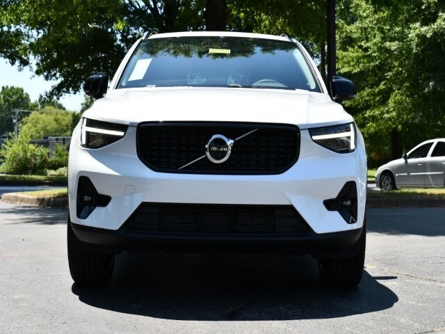 2025 Volvo XC40 Plus photo 2