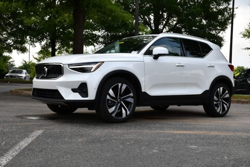 Certified 2024 Volvo XC40 B5 Plus Bright SUV