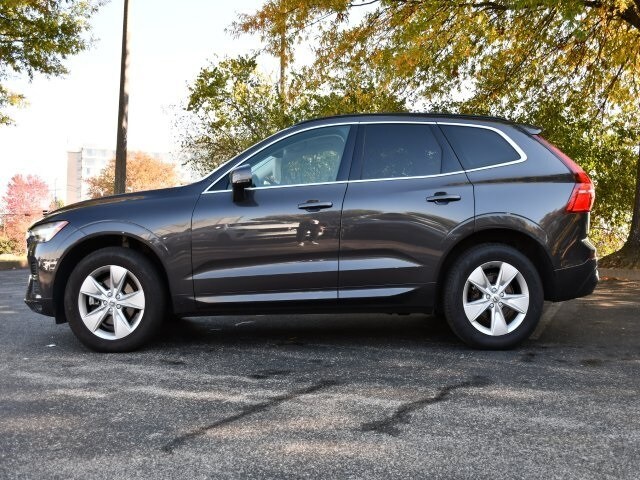 2022 Volvo XC60 B5 Momentum photo 3