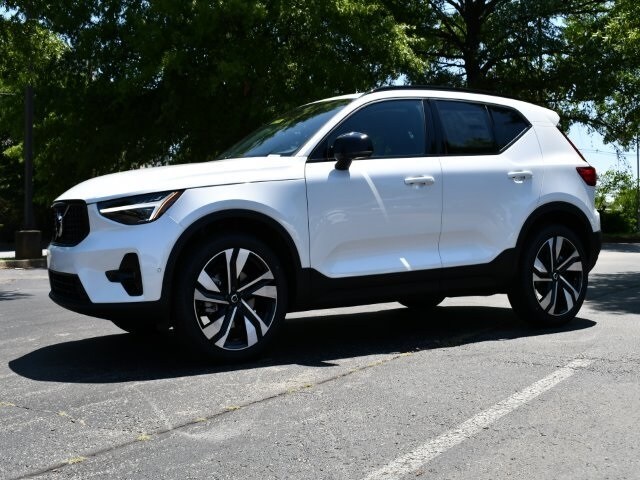 2025 Volvo XC40 Plus photo 3