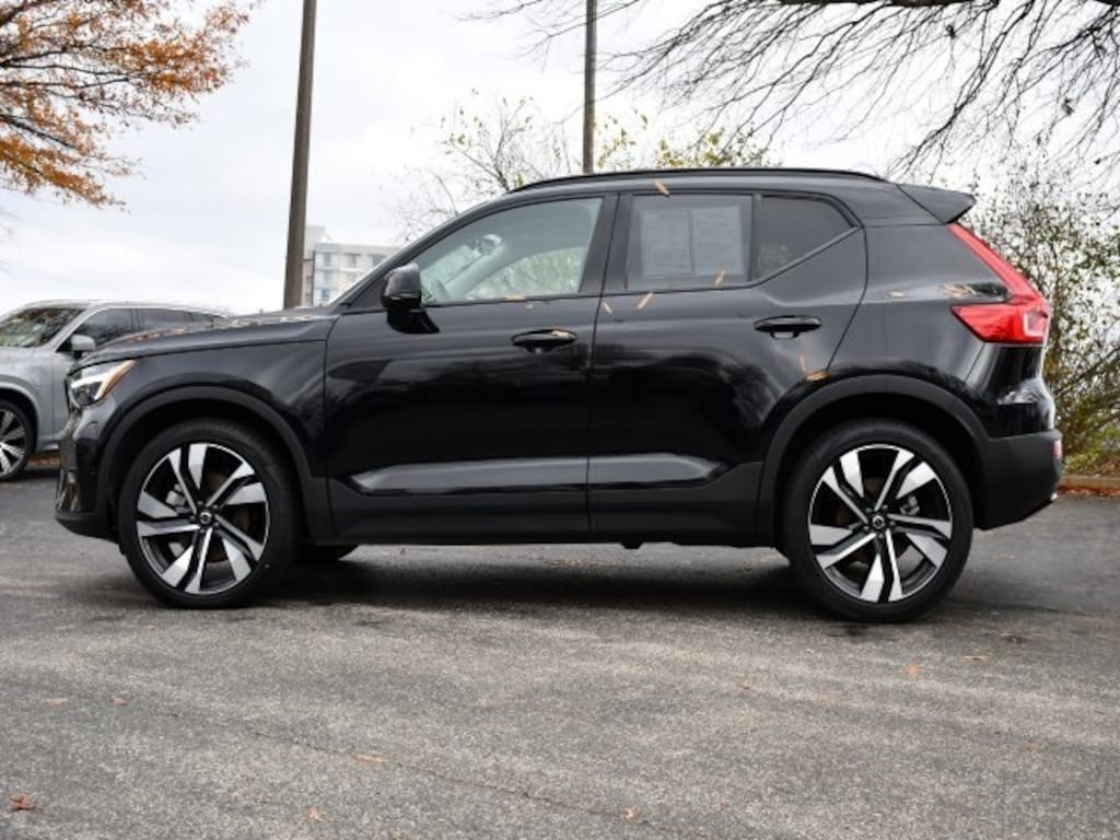 Certified 2025 Volvo XC40 B5 Plus Dark Theme SUV