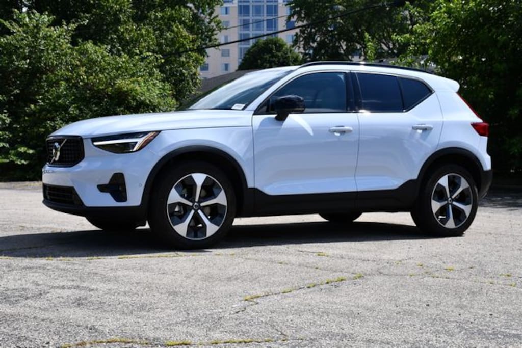 Used 2026 Volvo XC40 B5 Plus SUV