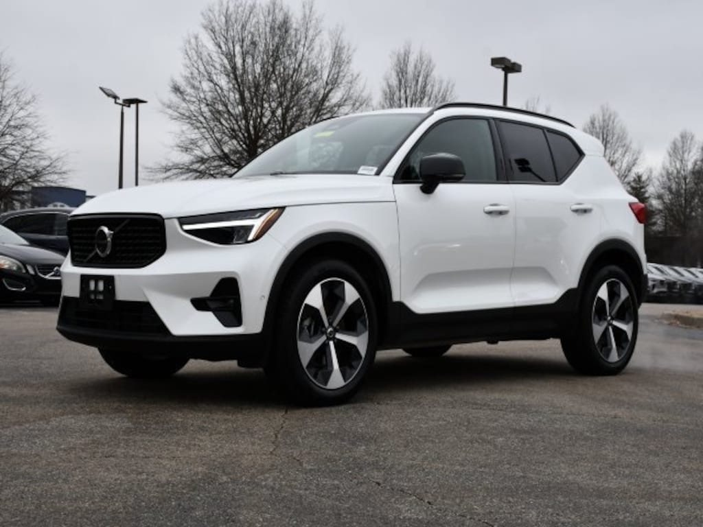 Certified 2025 Volvo XC40 B5 Plus Dark Theme SUV