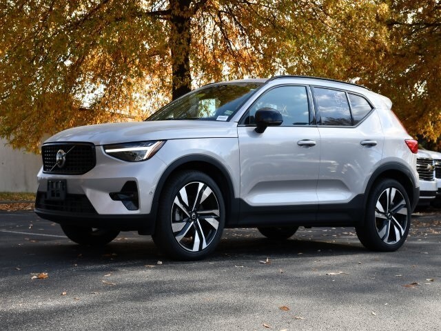 2025 Volvo XC40 Plus photo 2