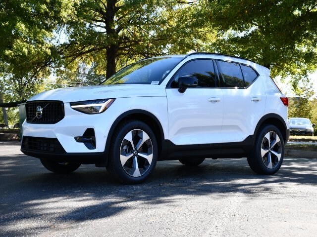 2026 Volvo XC40 Plus photo 3