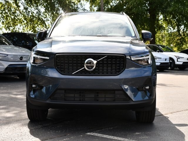 2026 Volvo XC40 photo 2