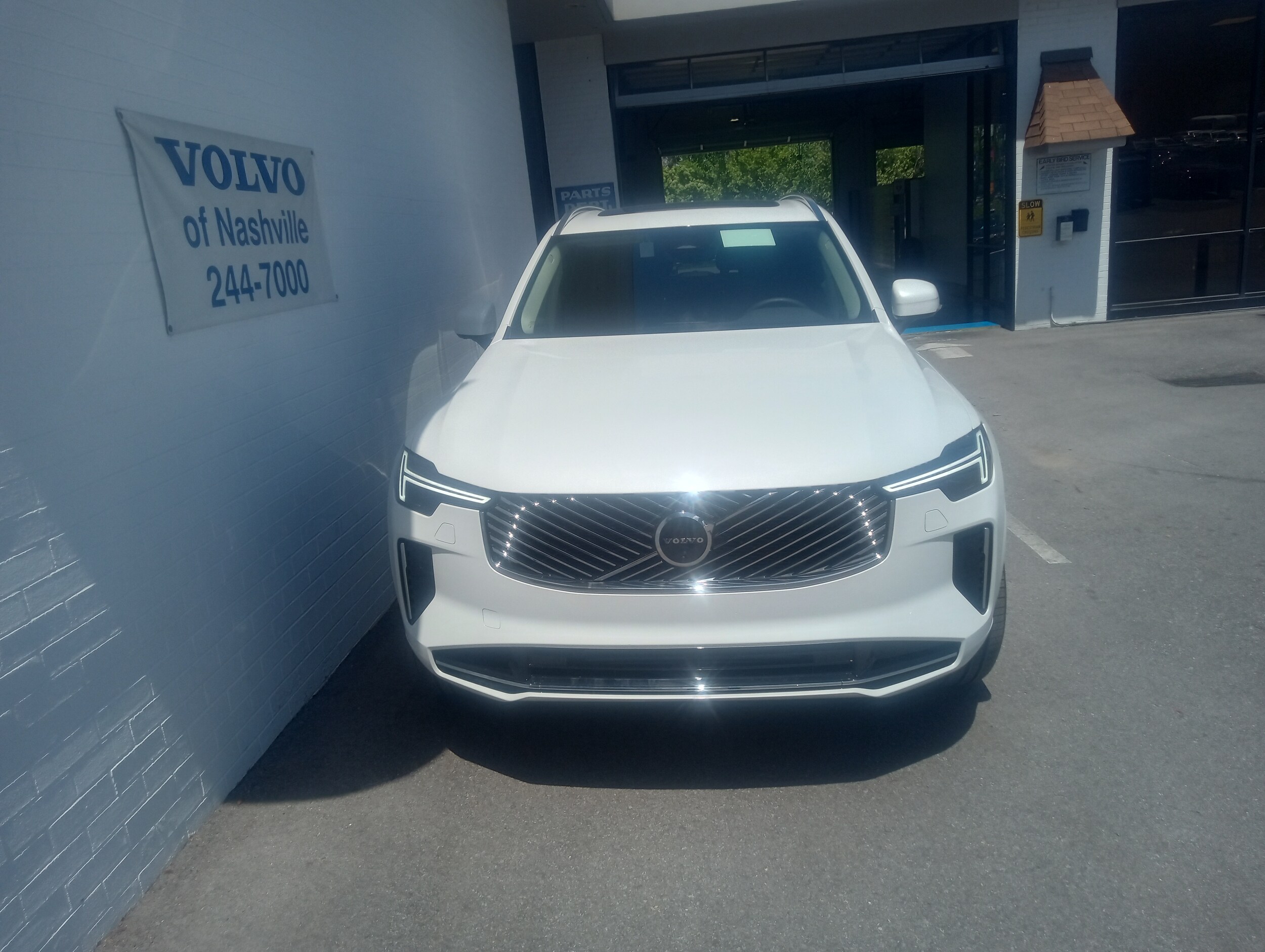 2025 Volvo XC90 T8 Plus photo 2