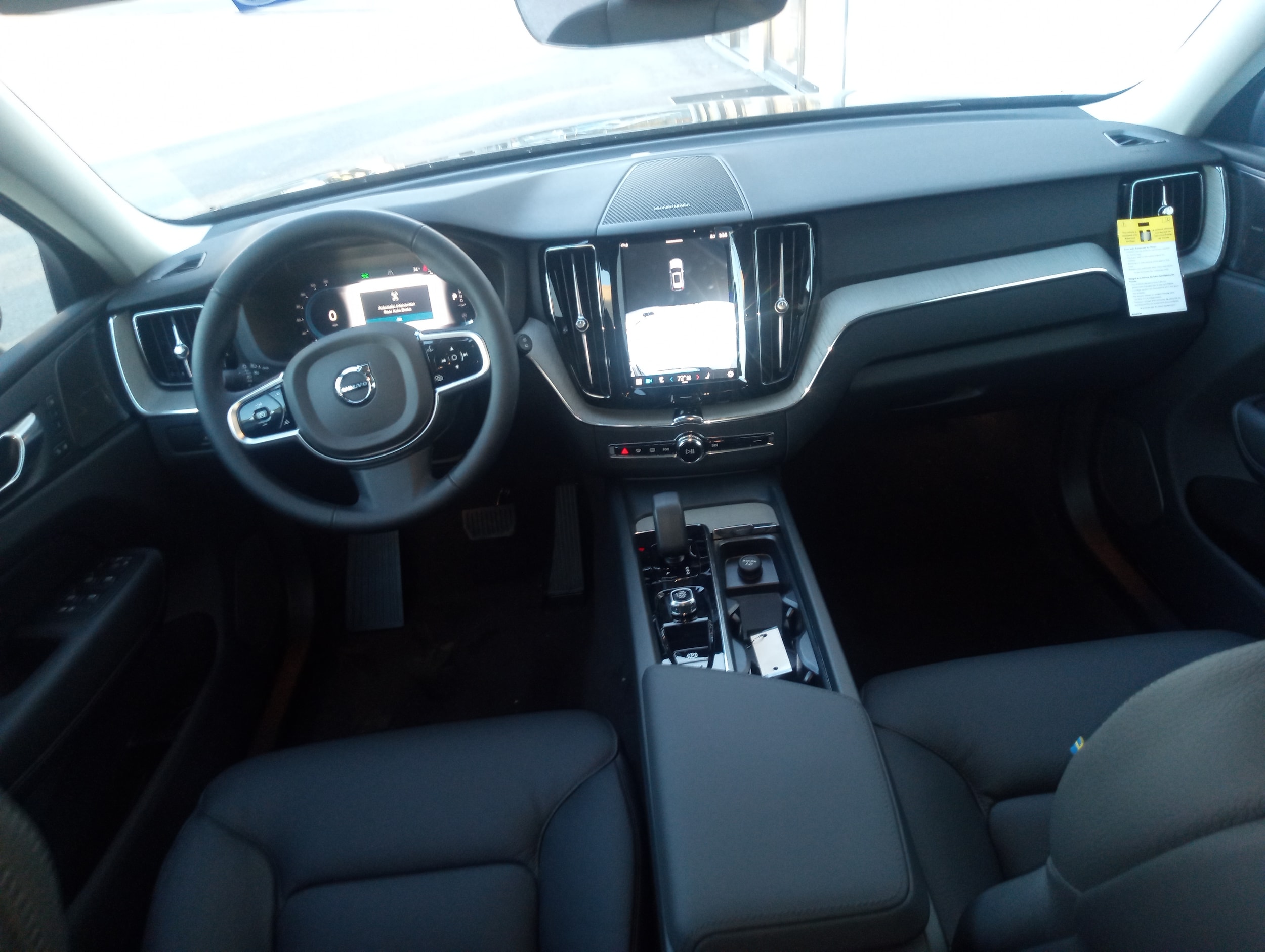 2025 Volvo XC60 B5 Plus photo 3