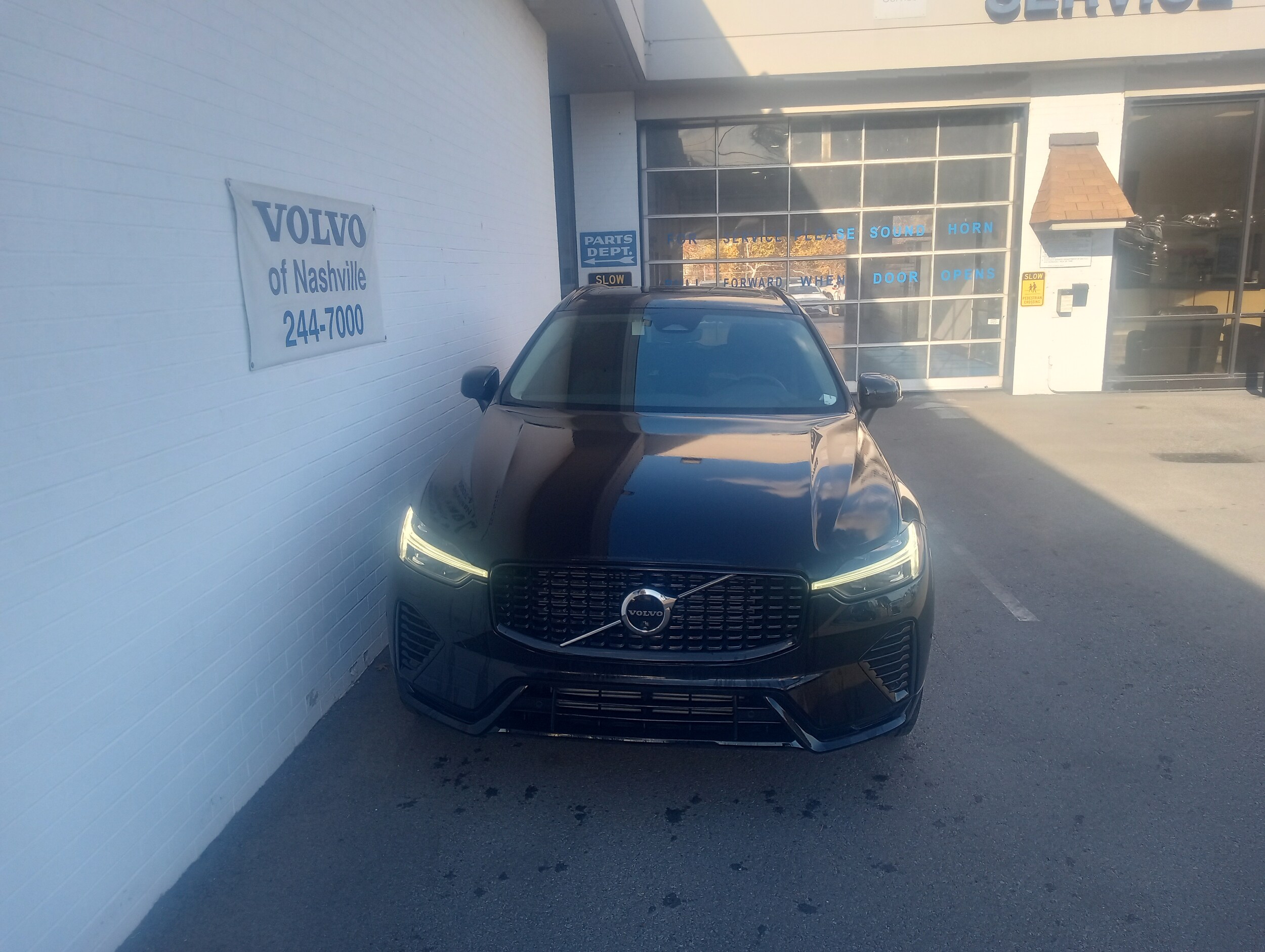 2025 Volvo XC60 Hybrid T8 Plus photo 2