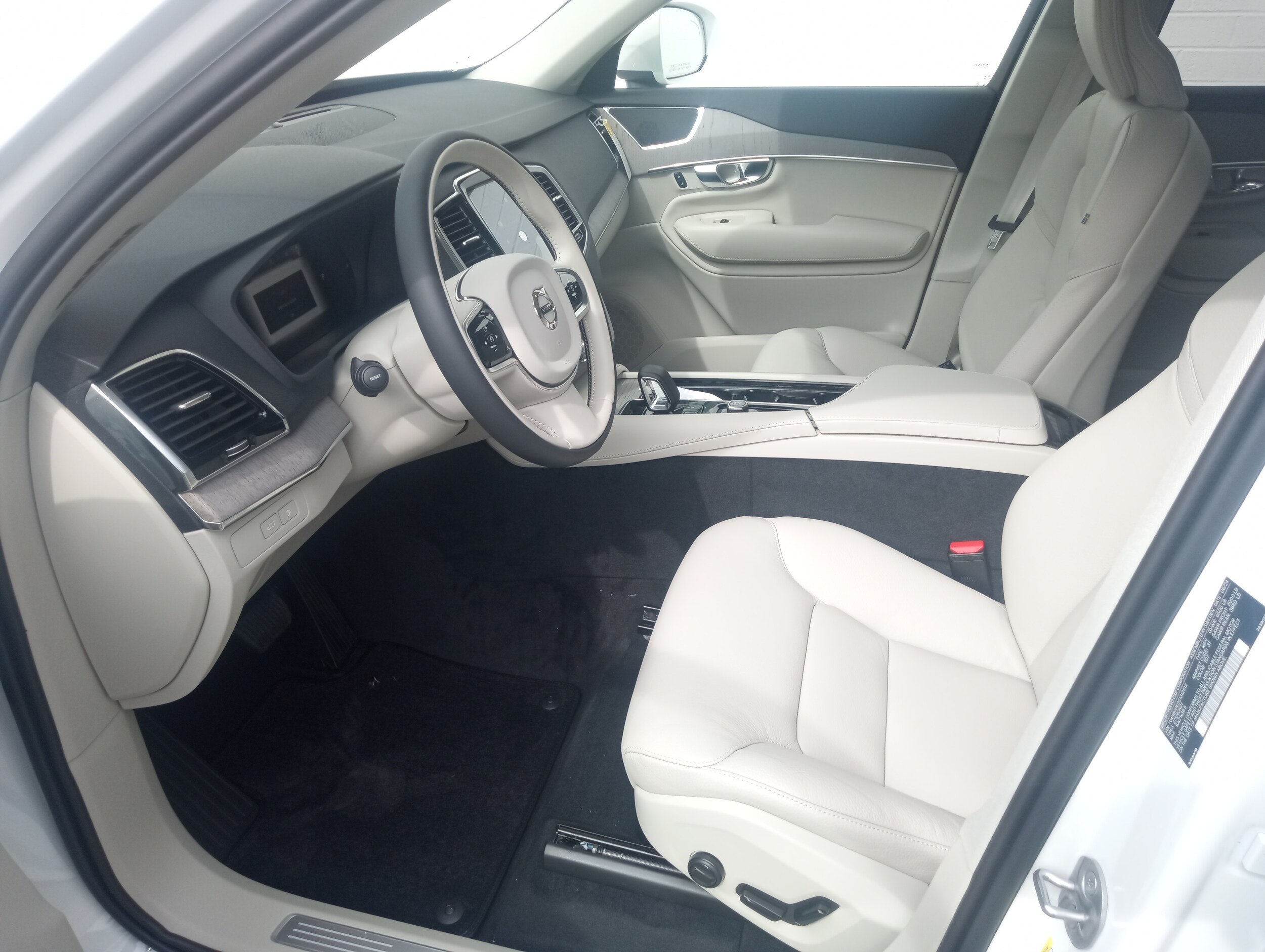 2025 Volvo XC90 T8 Plus photo 2