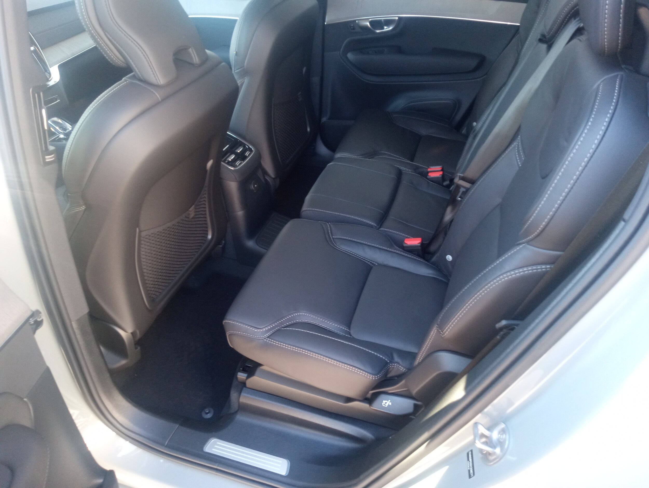 2025 Volvo XC90 T8 photo 4