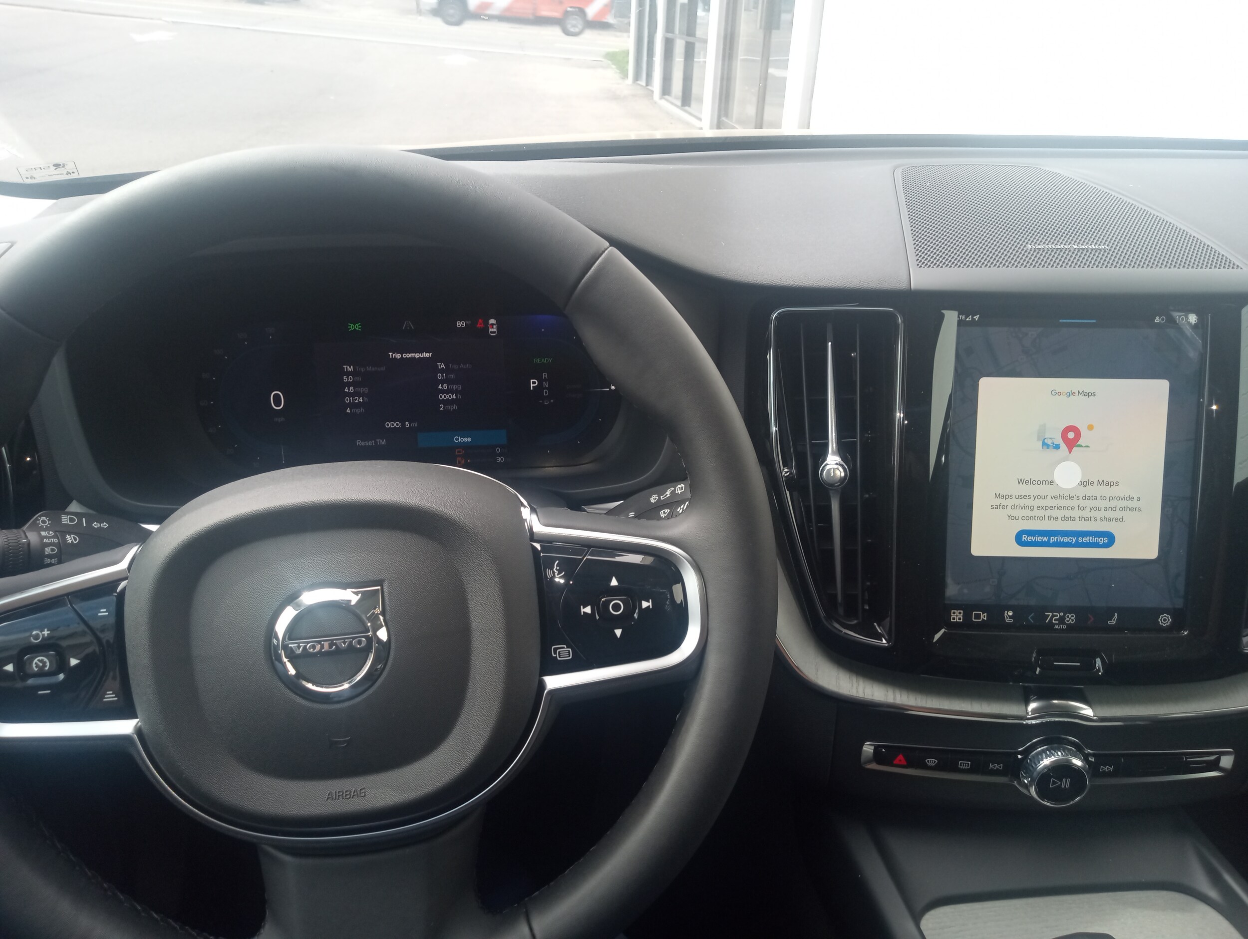 2025 Volvo XC60 Hybrid T8 Plus photo 2
