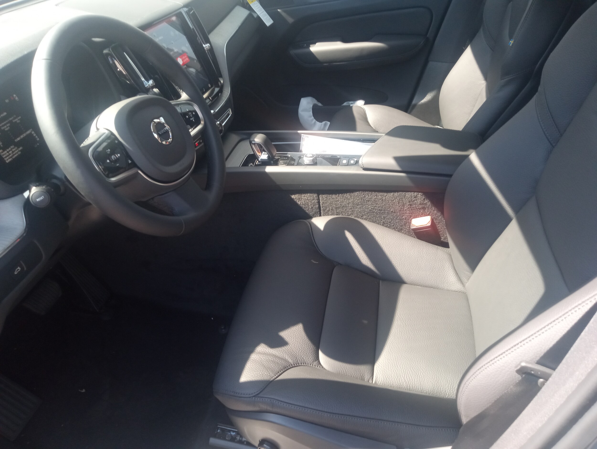 2025 Volvo XC60 B5 Plus photo 3