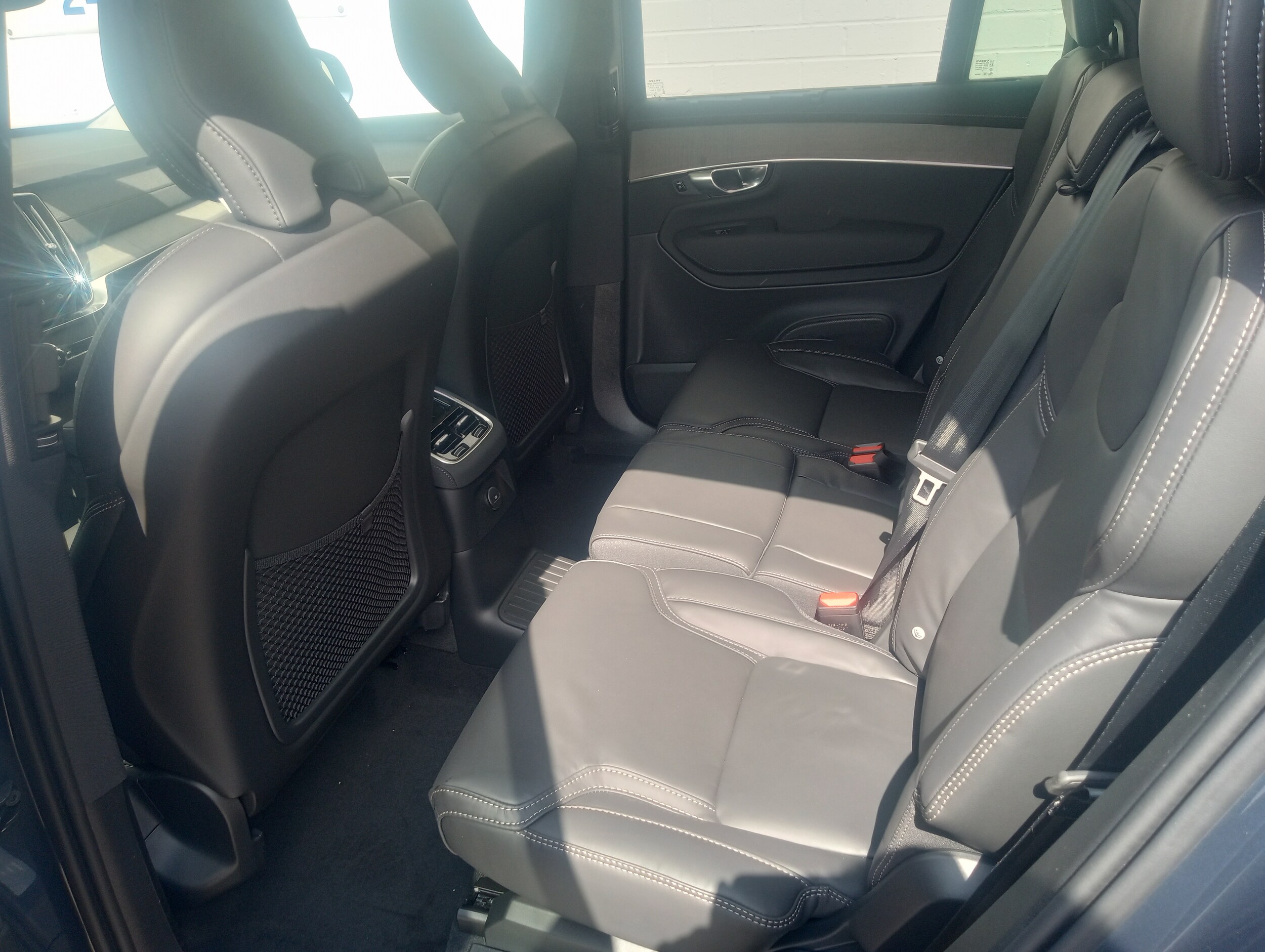 2025 Volvo XC90 T8 photo 2