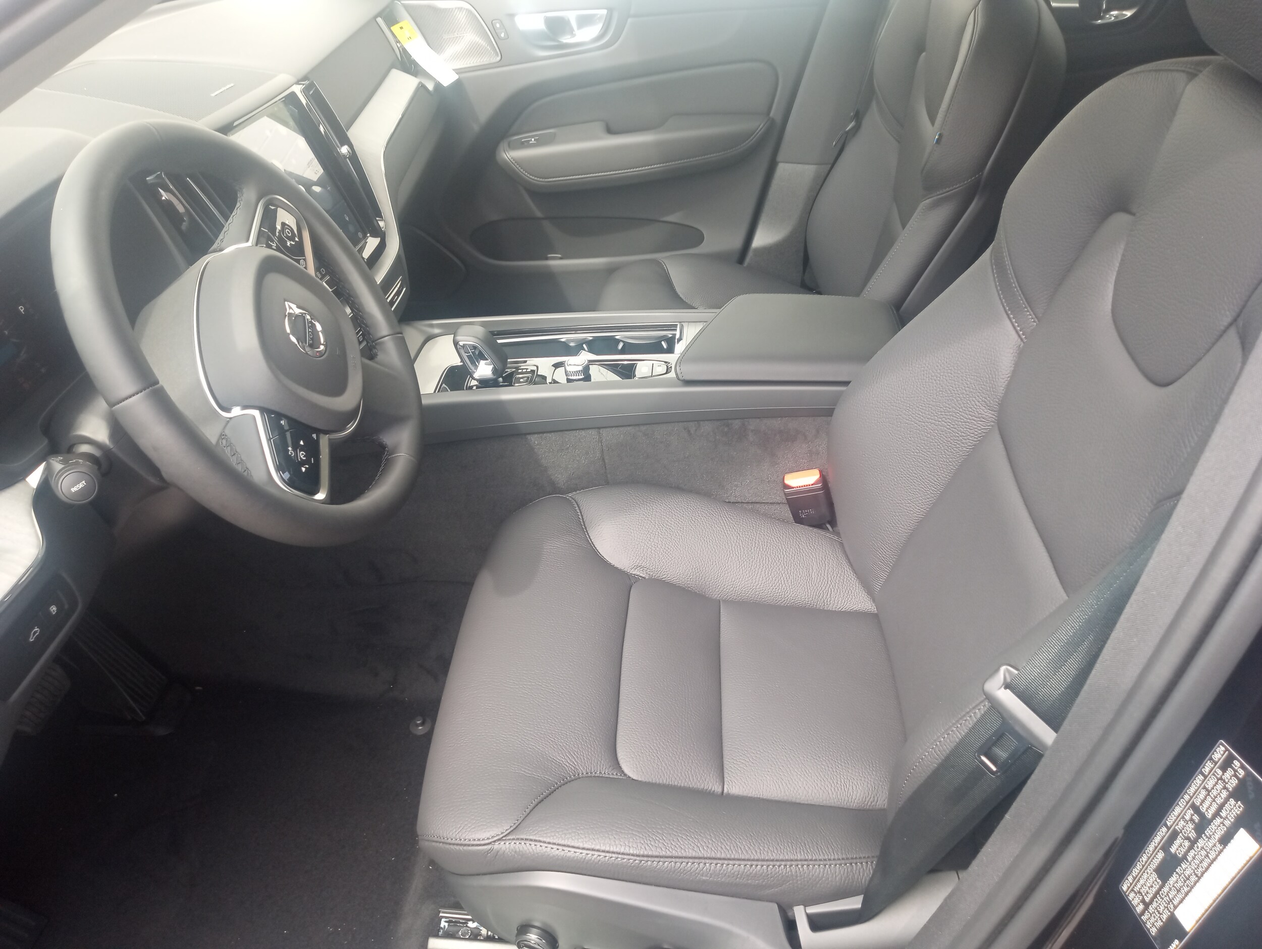 2025 Volvo XC60 Hybrid T8 Plus photo 3