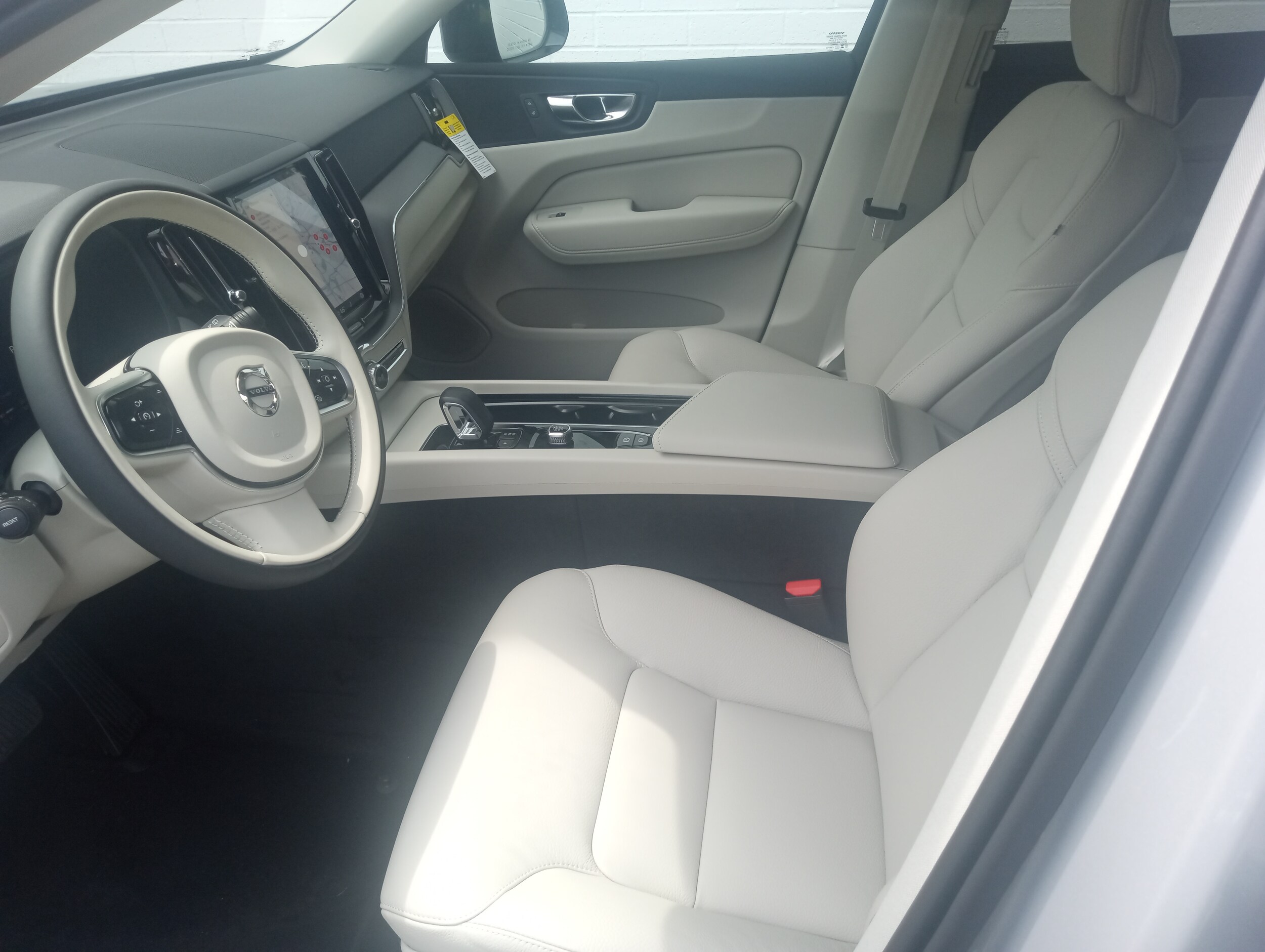 2025 Volvo XC60 T8 Core photo 3