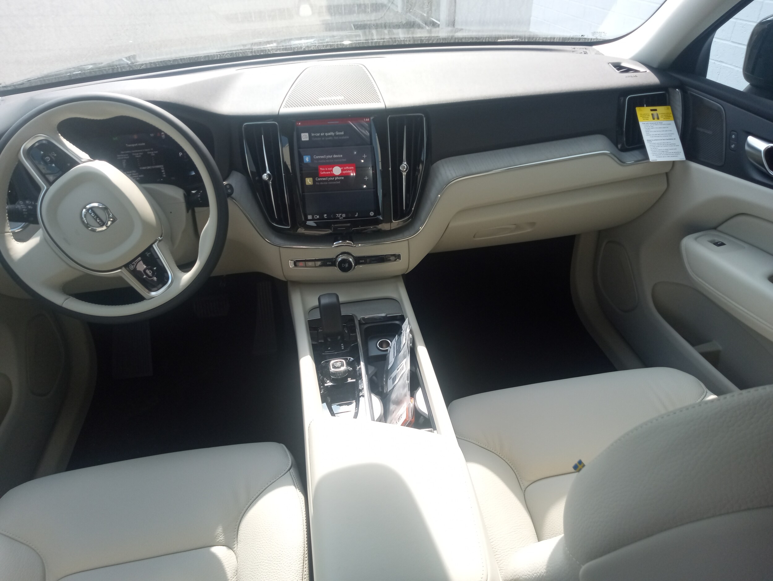 2025 Volvo XC60 B5 Plus photo 4