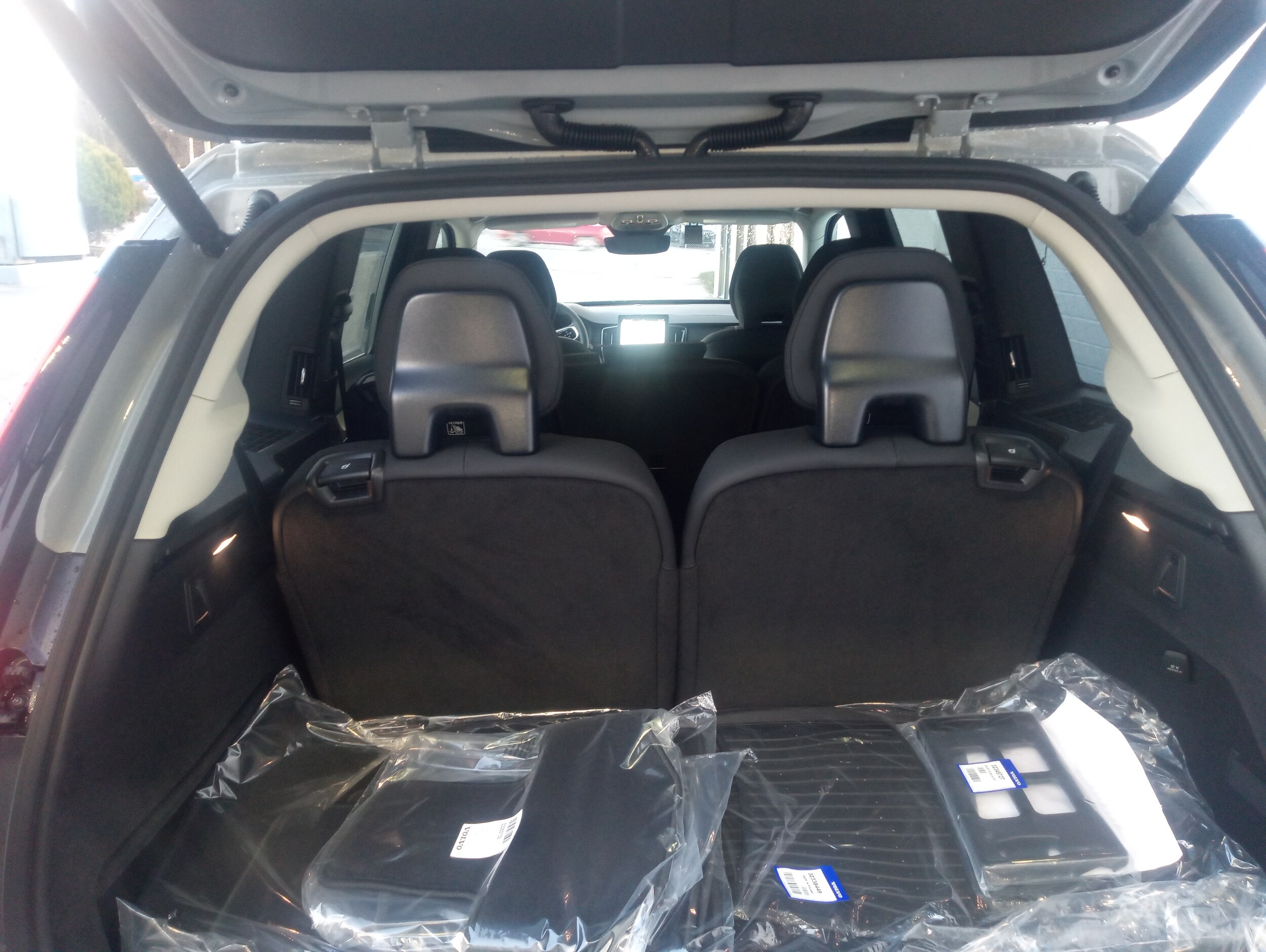 2025 Volvo XC90 Core photo 3