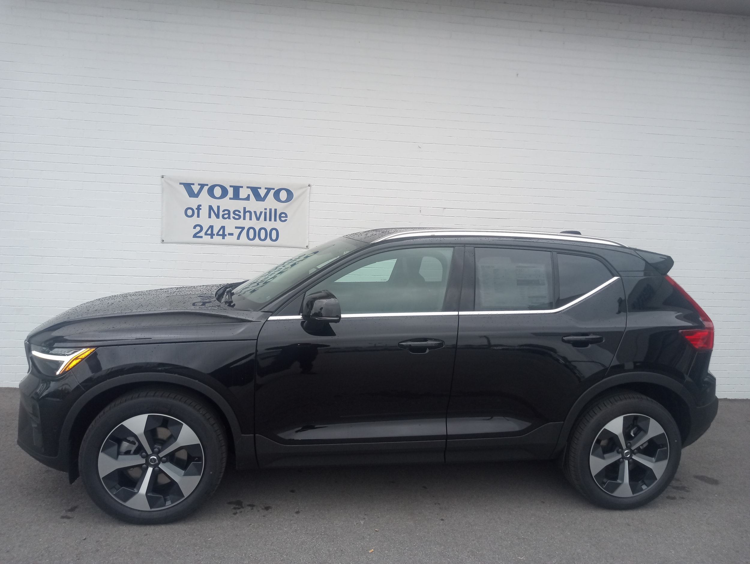 2025 Volvo XC40 SUV 