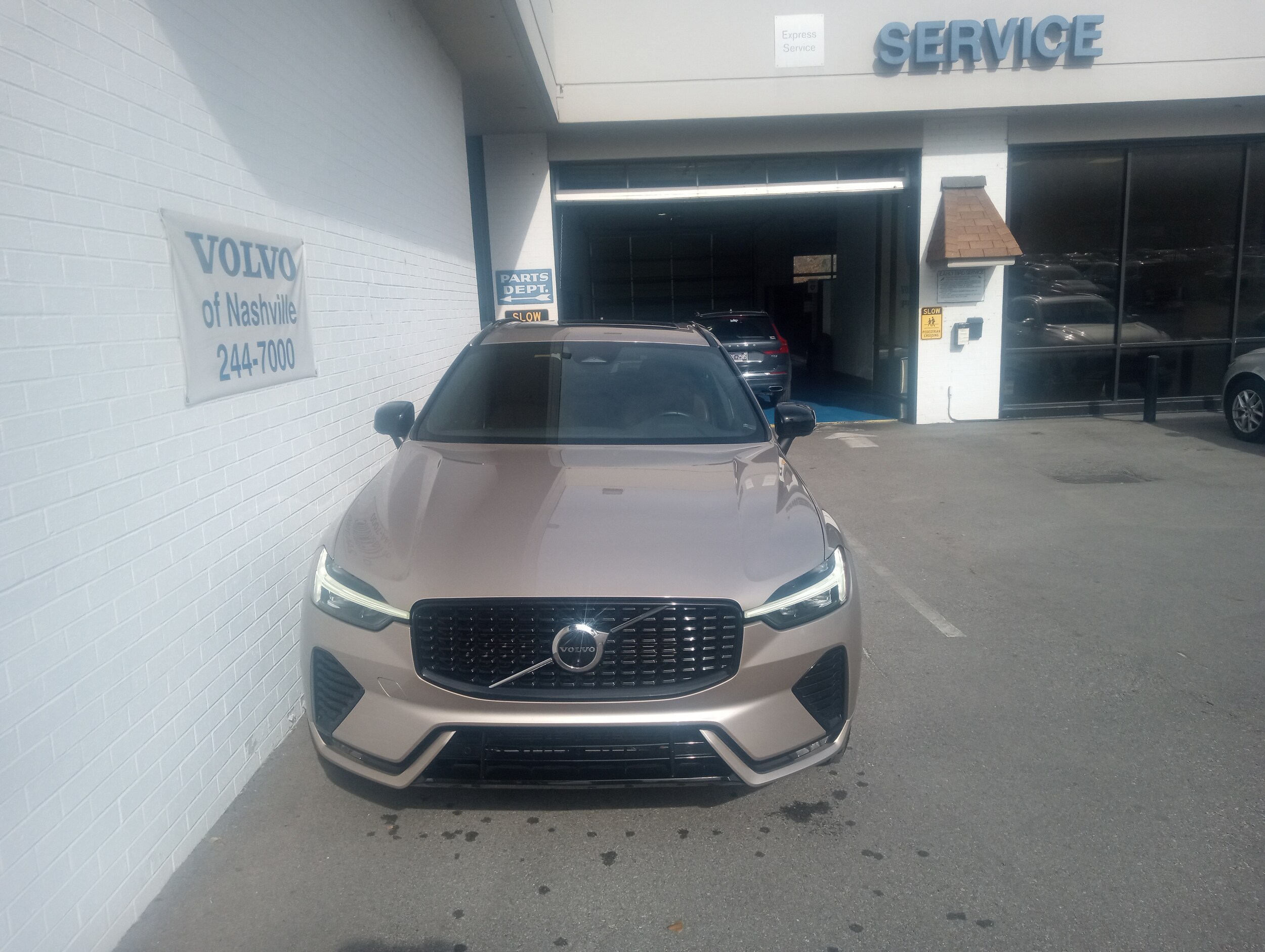 2023 Volvo XC60 B5 Plus photo 2