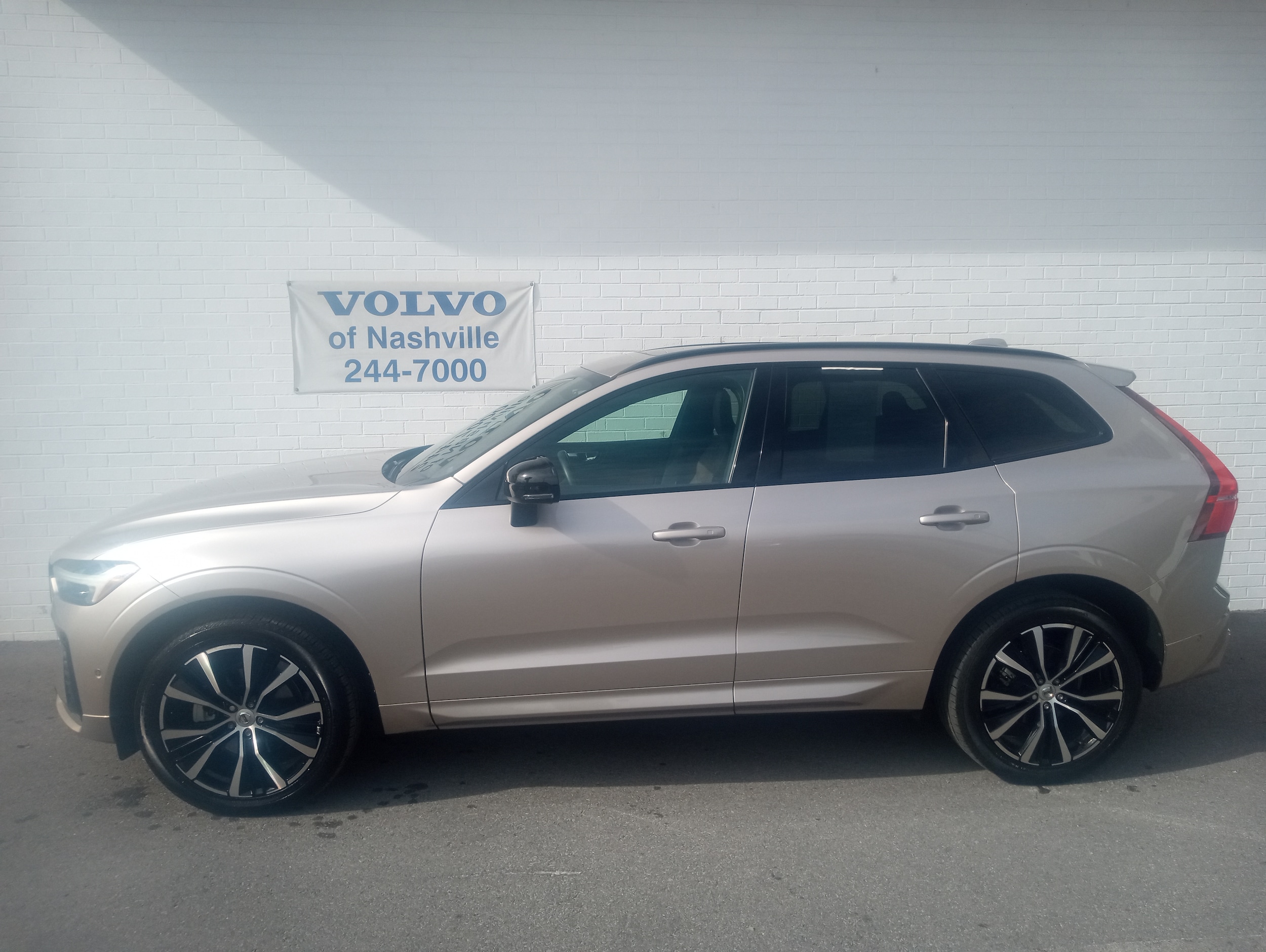 2023 Volvo XC60 Plus's photo