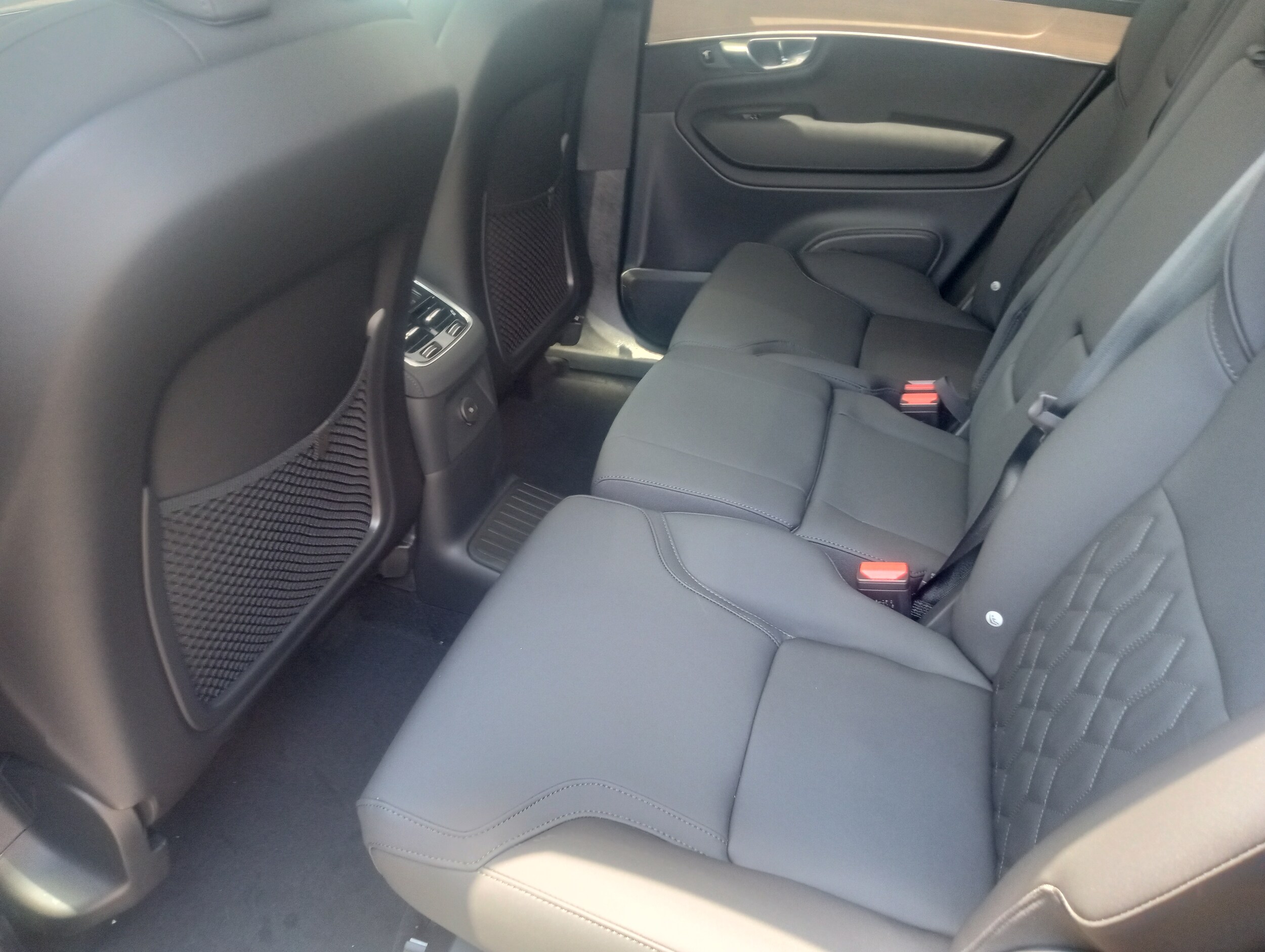 2025 Volvo XC90 T8 Plus photo 3