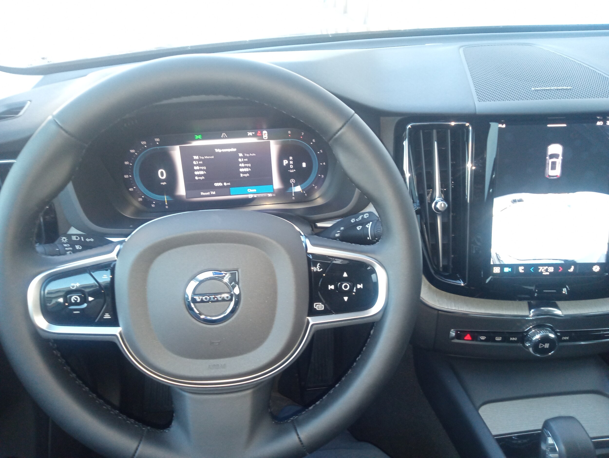 2025 Volvo XC60 B5 Plus photo 2