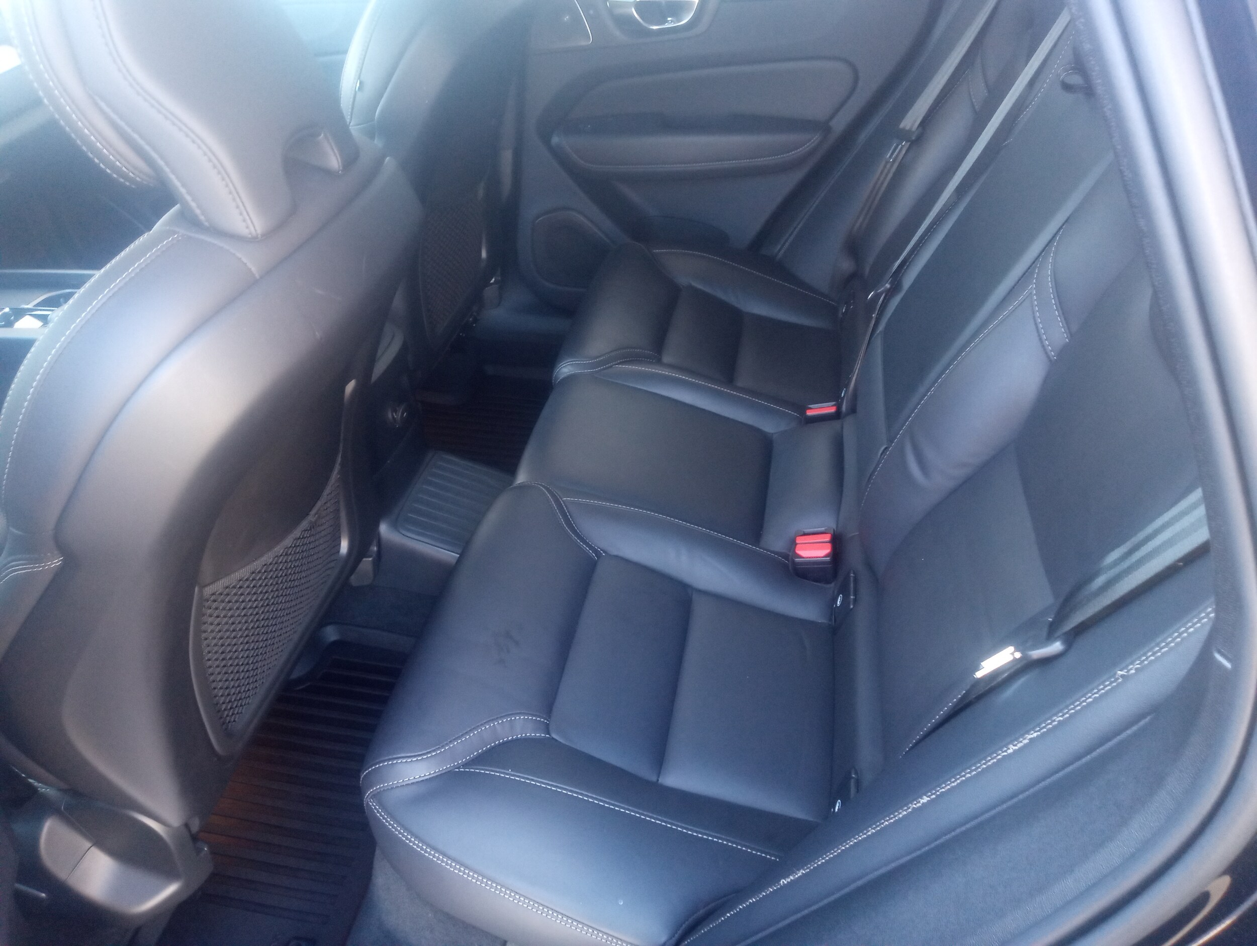 2022 Volvo XC60 Recharge Hybrid eAWD Inscription photo 4