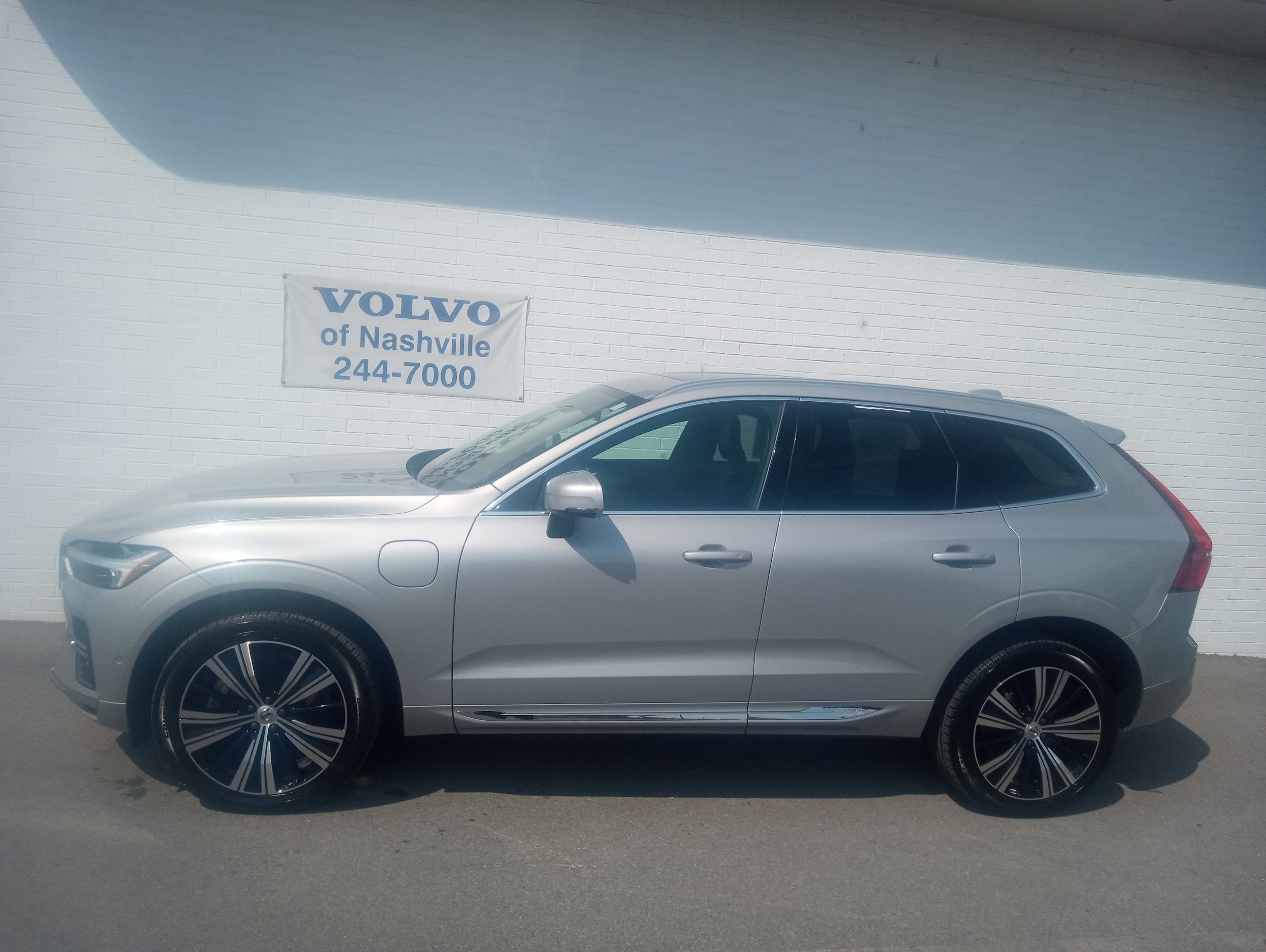 2023 Volvo XC60 T8 Ultimate Bright Theme AWD's photo