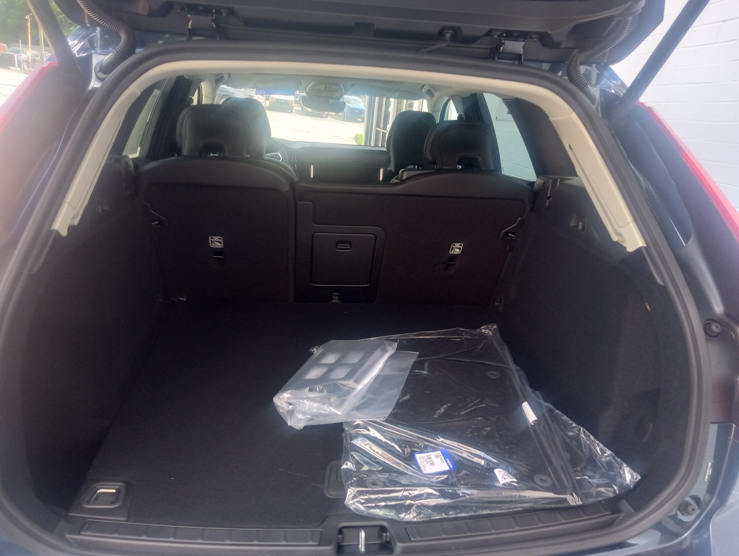 2025 Volvo XC60 B5 Core photo 2