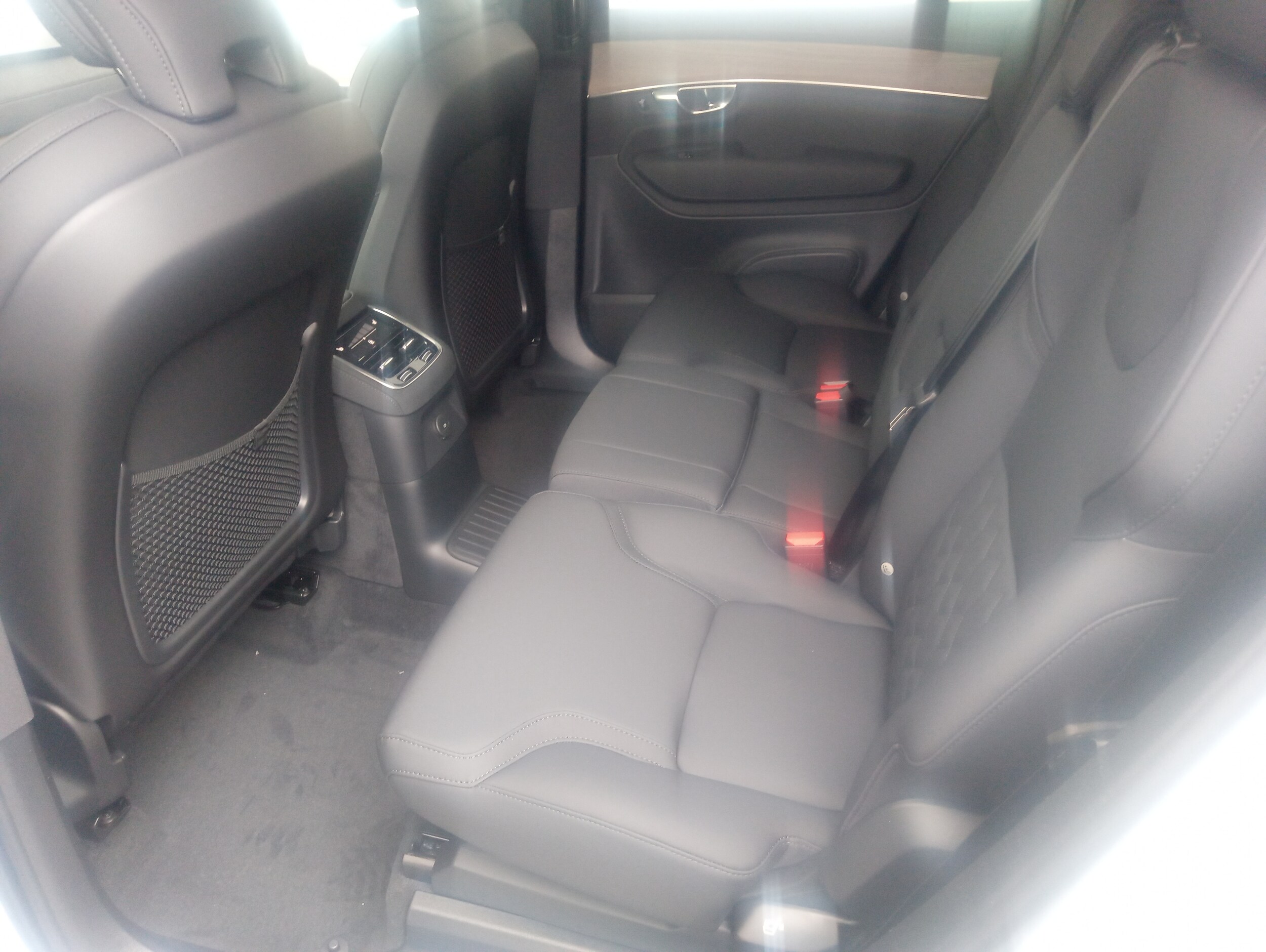 2025 Volvo XC90 T8 Plus photo 2