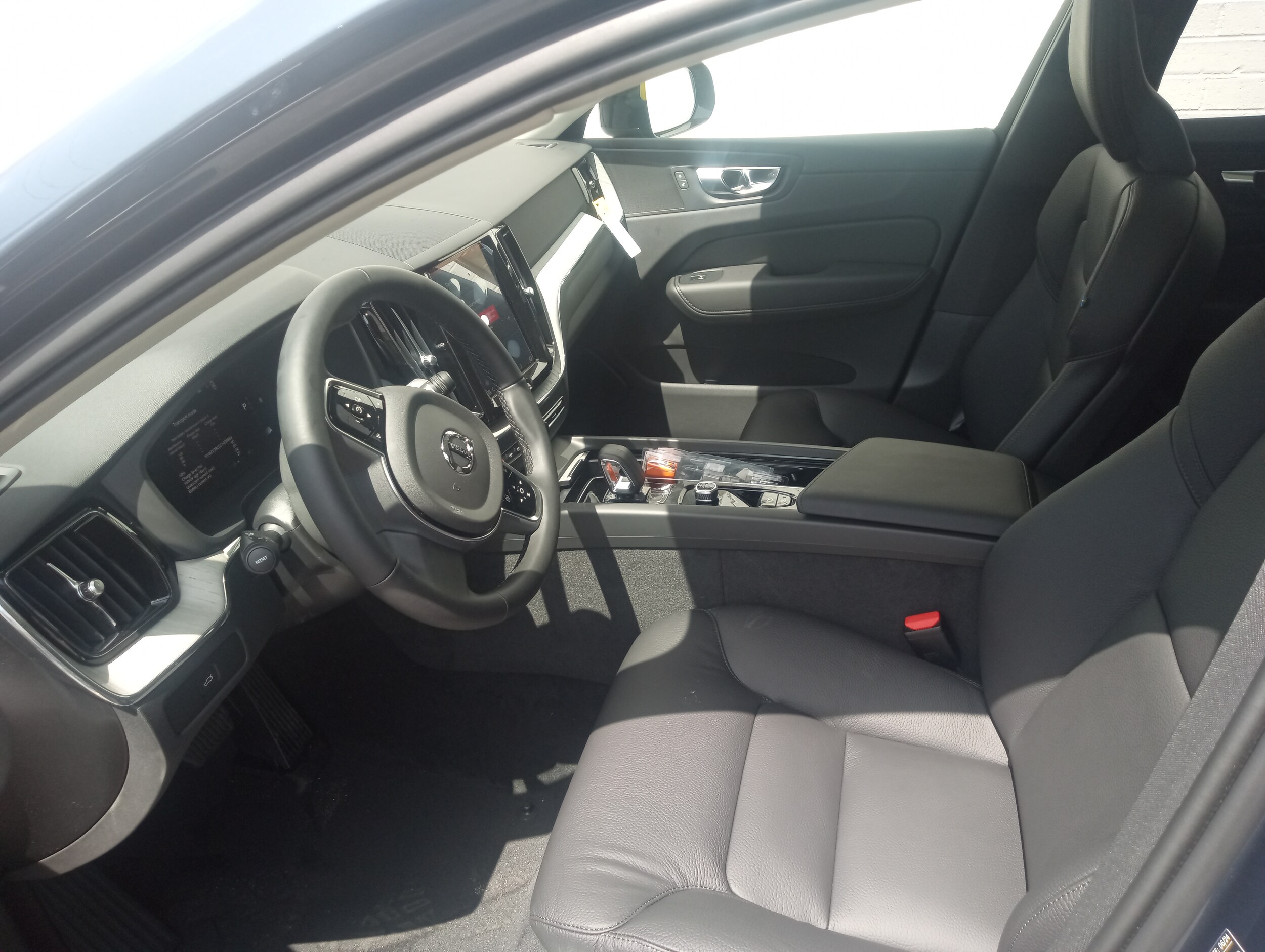 2025 Volvo XC60 B5 Plus photo 3