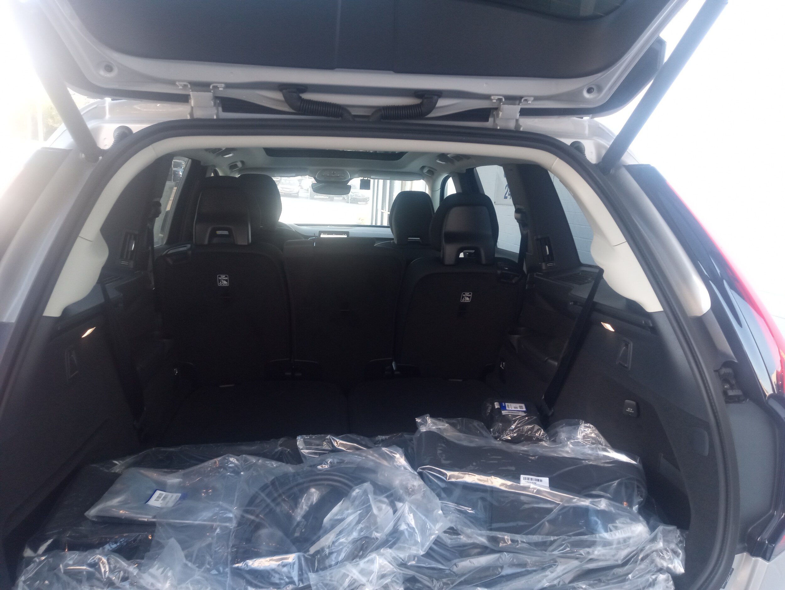 2025 Volvo XC90 T8 Plus photo 2