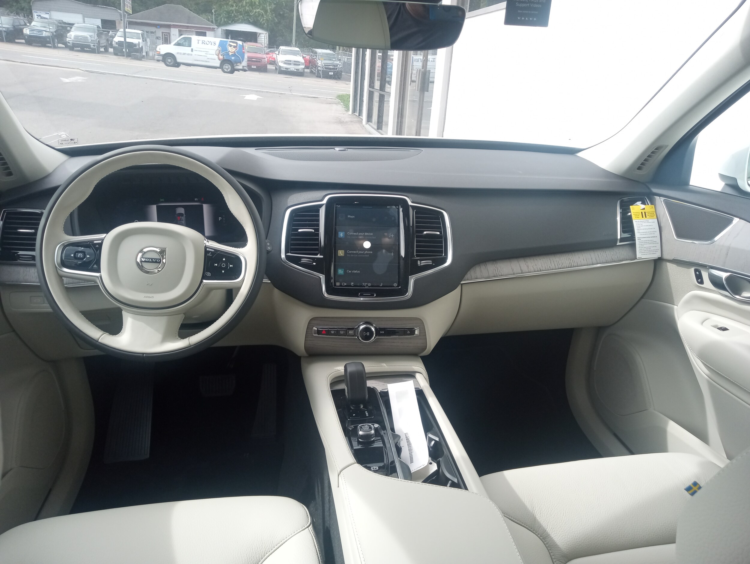 2025 Volvo XC90 T8 Plus photo 3
